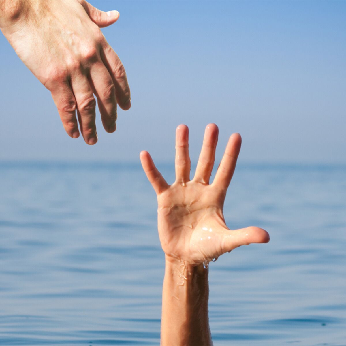 Спасение человеческой жизни. Рука утопающего. Рука из моря. Протянутая рука.