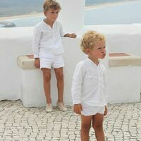 Niños vestidos de blanco