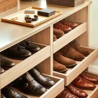 Zapatos ordenando en el zapatero